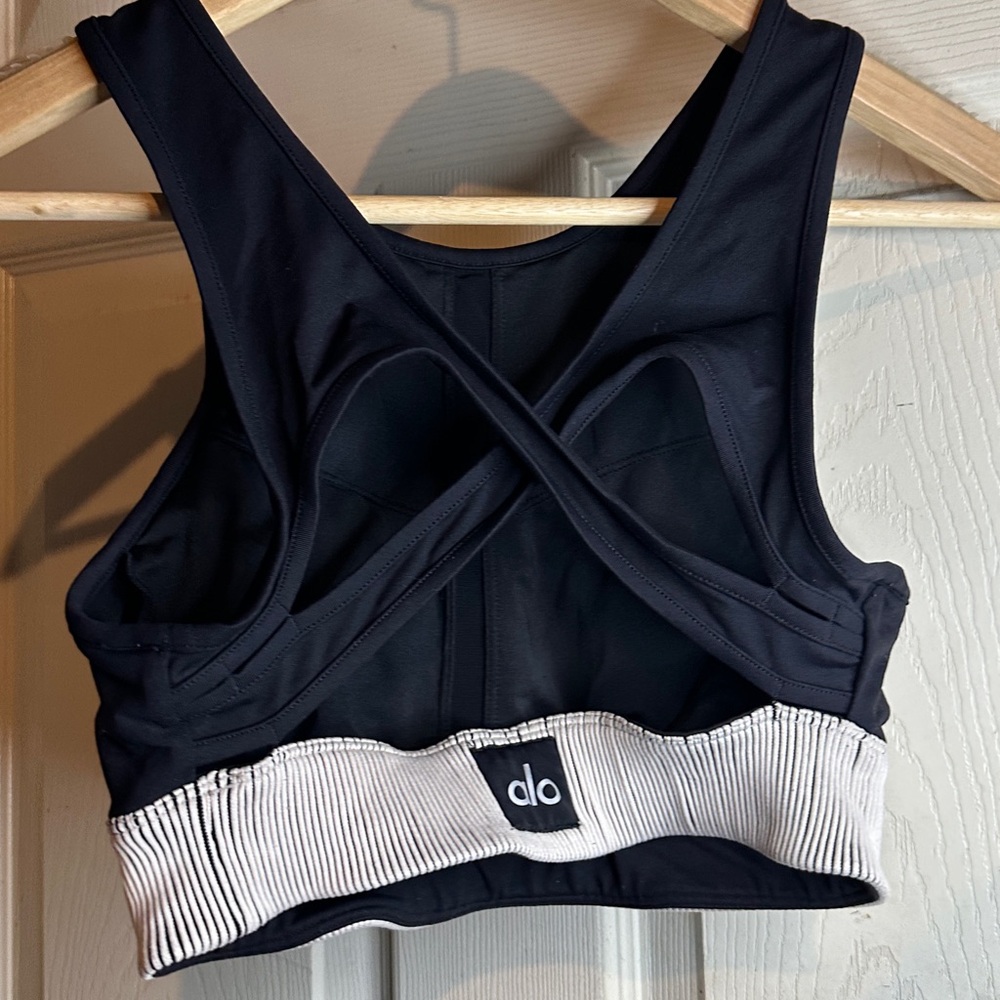 ALO Yoga Cream and Black Ribbed Detail - Picture 4 of 4